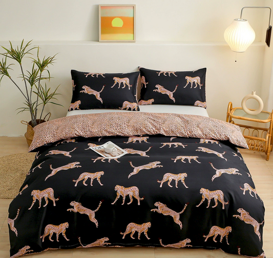 Black leopard print Three-Piece Bedding Set - Comfortable Polyester with Adjustable Corner Straps (Quilt Cover 230*230CM + Pillowcase 51*76CM*2)