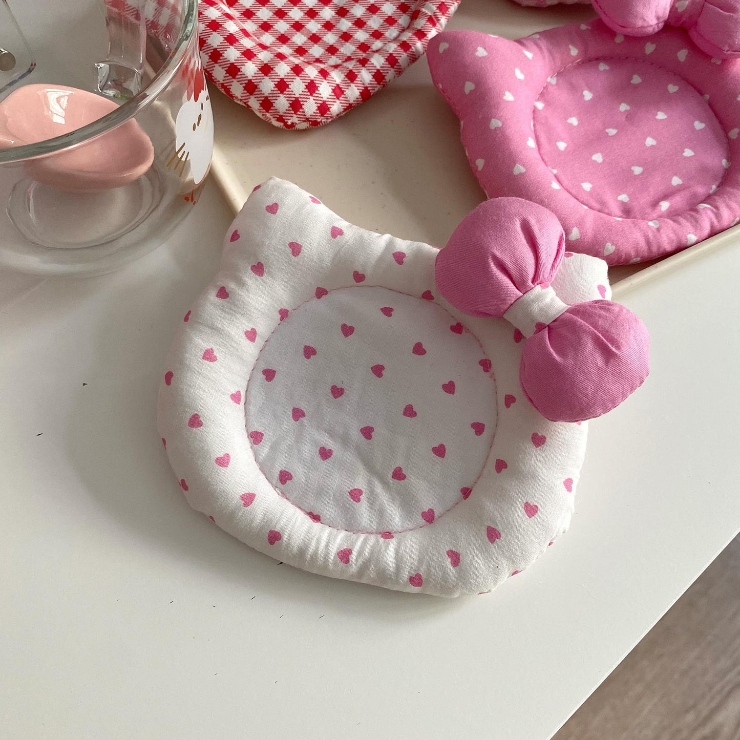 Korean INS Kitty Quilt Insulation Pad, Cute Fabric Kitchen Mat, Desktop Decoration (White and Pink)